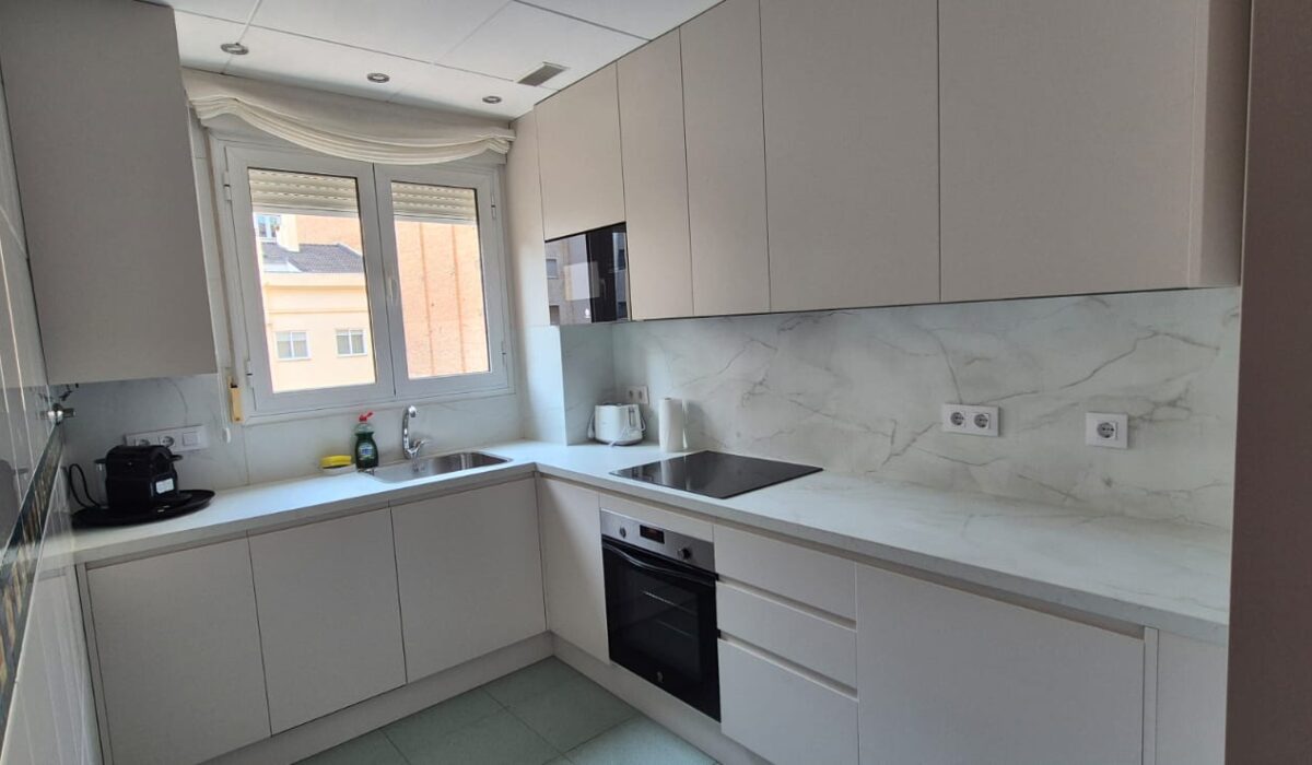 Las residencias vacacionales Casacabot Rosario están situadas cerca de los principales atractivos turísticos de Albacete. Disfruta de la mejor experiencia en un entorno exclusivo, con todas las comodidades para una estancia inolvidable. Estos apartamentos turísticos de lujo, construidos en 2024, destacan por su luminosidad, climatización por suelo radiante y acabados de alta calidad. Cada unidad dispone de 2 dormitorios, un elegante salón y una cocina completamente equipada con frigorífico, cafetera, horno, microondas, lavavajillas, lavadora y secadora. Además, cuentan con 2 baños con ducha, uno de ellos en suite en la habitación principal. Casacabot Rosario proporciona toallas, ropa de cama y amenities exclusivos. Todo está diseñado para ofrecer una estancia acogedora, moderna y confortable.